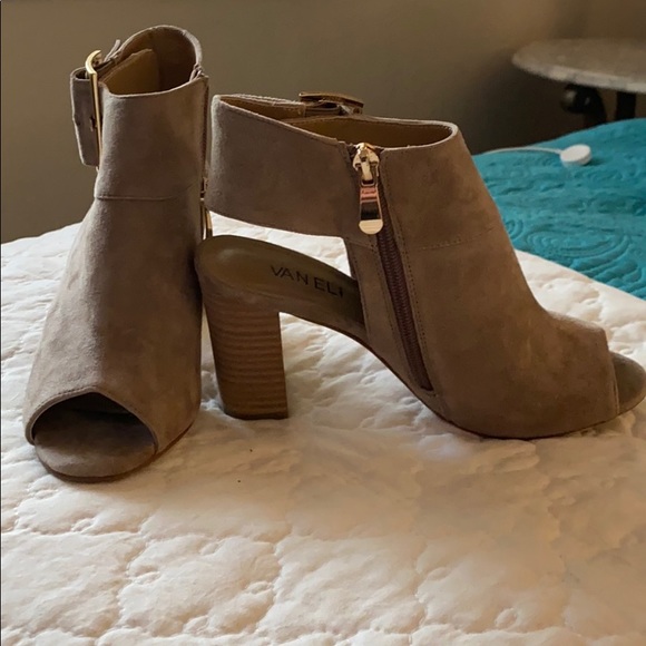 Taupe open back open toed booties. Wedge heel - Picture 4 of 4